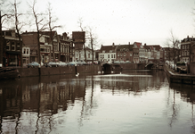 857616 Gezicht op de Stadsbuitengracht te Utrecht, vanaf de Weerdsluis, met links de Bemuurde Weerd O.Z. en rechts de ...